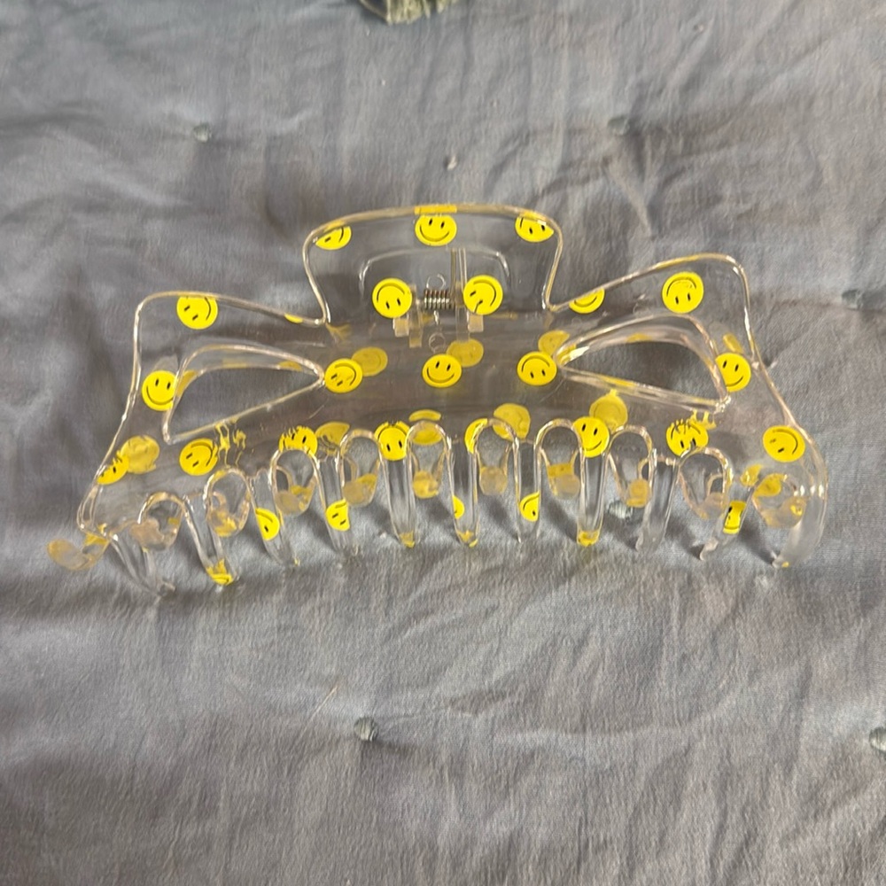Large Smiley Face Claw Clip